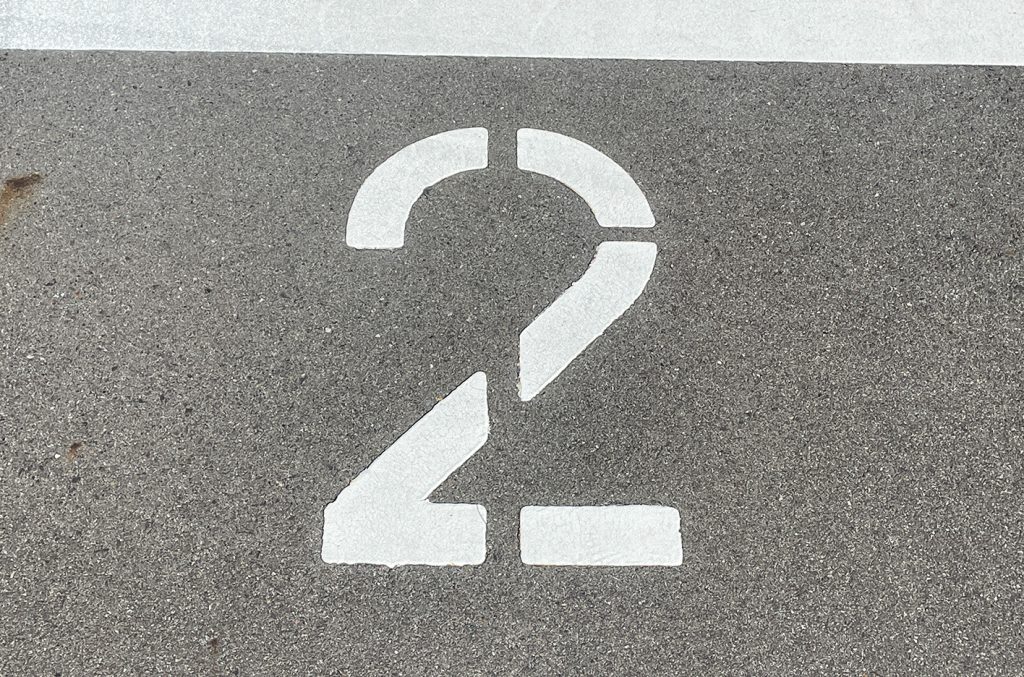 駐車場のサイン 2番