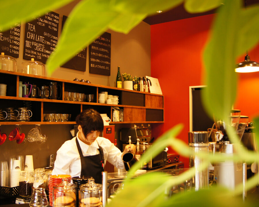 MITTS COFFEE STAND様の店舗(カウンターで店員がコーヒーを入れている)