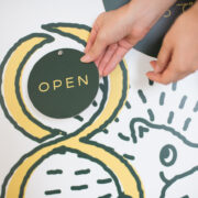 はちまん鍼灸院様の外観イメージ(入り口前立看板OPEN時)