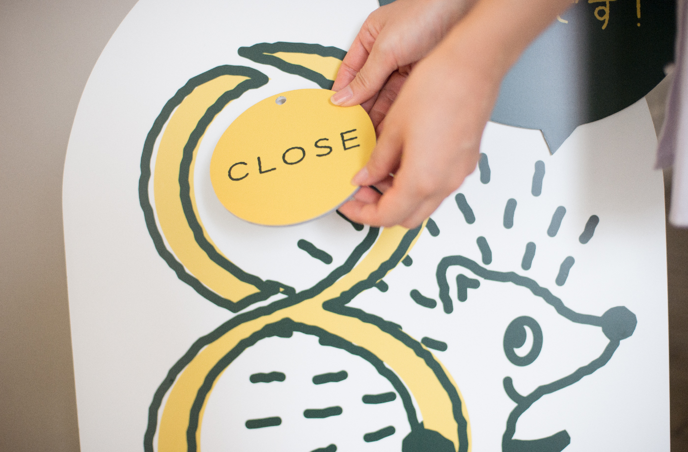 はちまん鍼灸院様の外観イメージ(入り口前立看板CLOSE時)