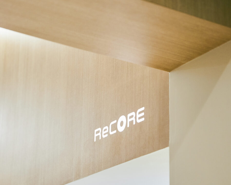 ReCORE鍼灸｜接骨 様の大名古屋ビルヂング院の内装写真(壁面ロゴサイン)
