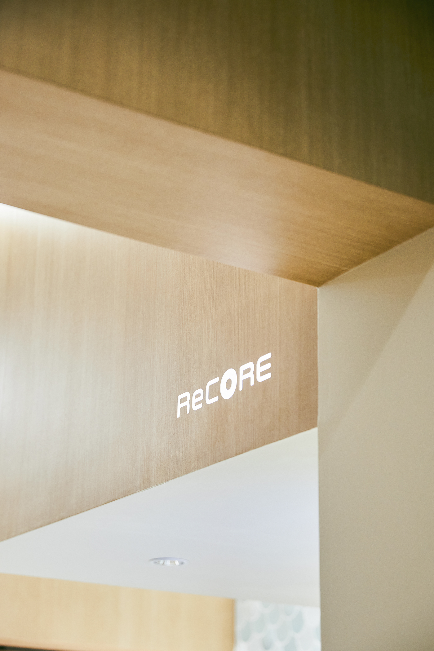 ReCORE鍼灸｜接骨 様の大名古屋ビルヂング院の内装写真(壁面ロゴサイン)