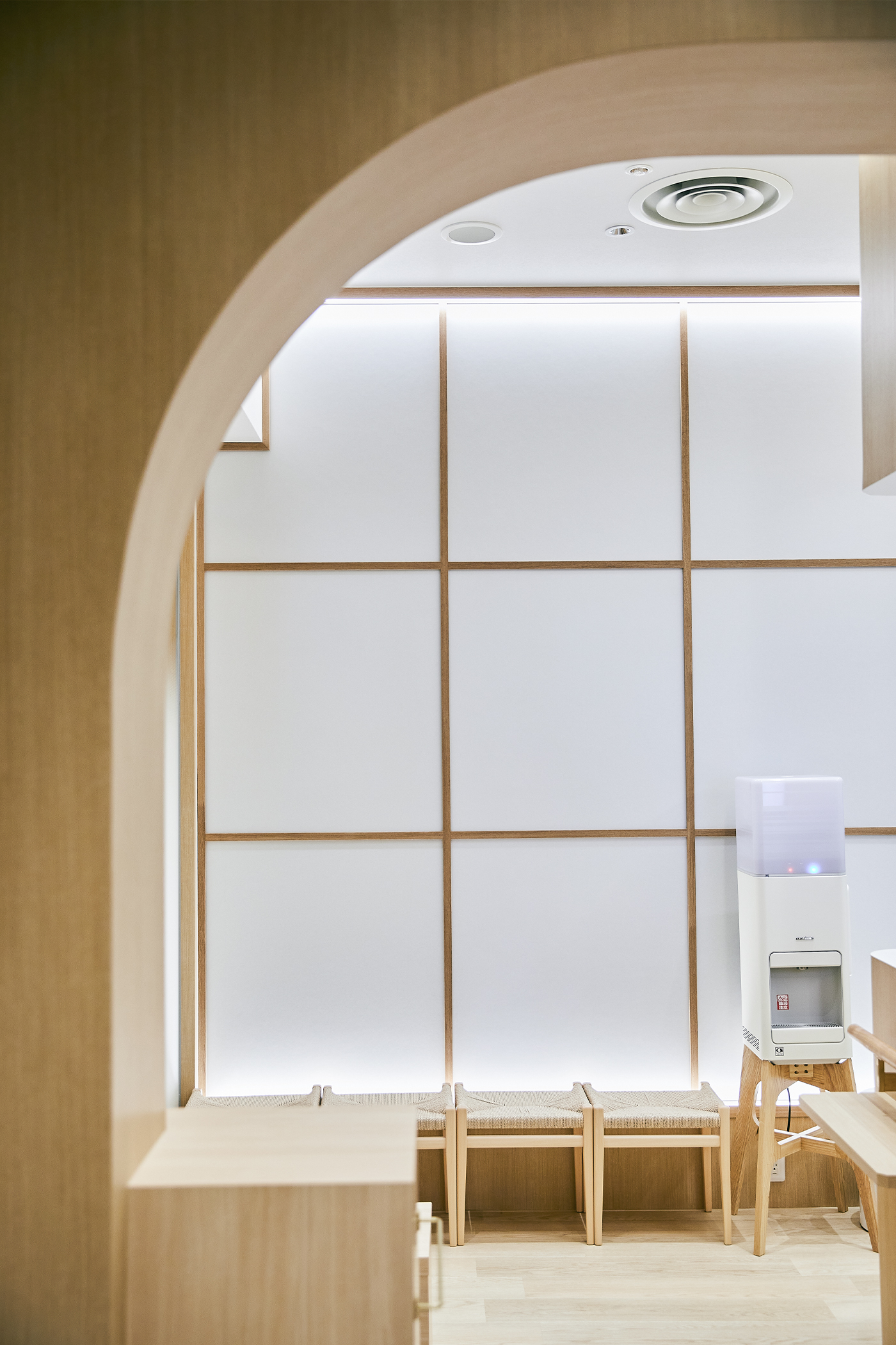ReCORE鍼灸｜接骨 様の大名古屋ビルヂング院の内装写真(アール壁&待合)