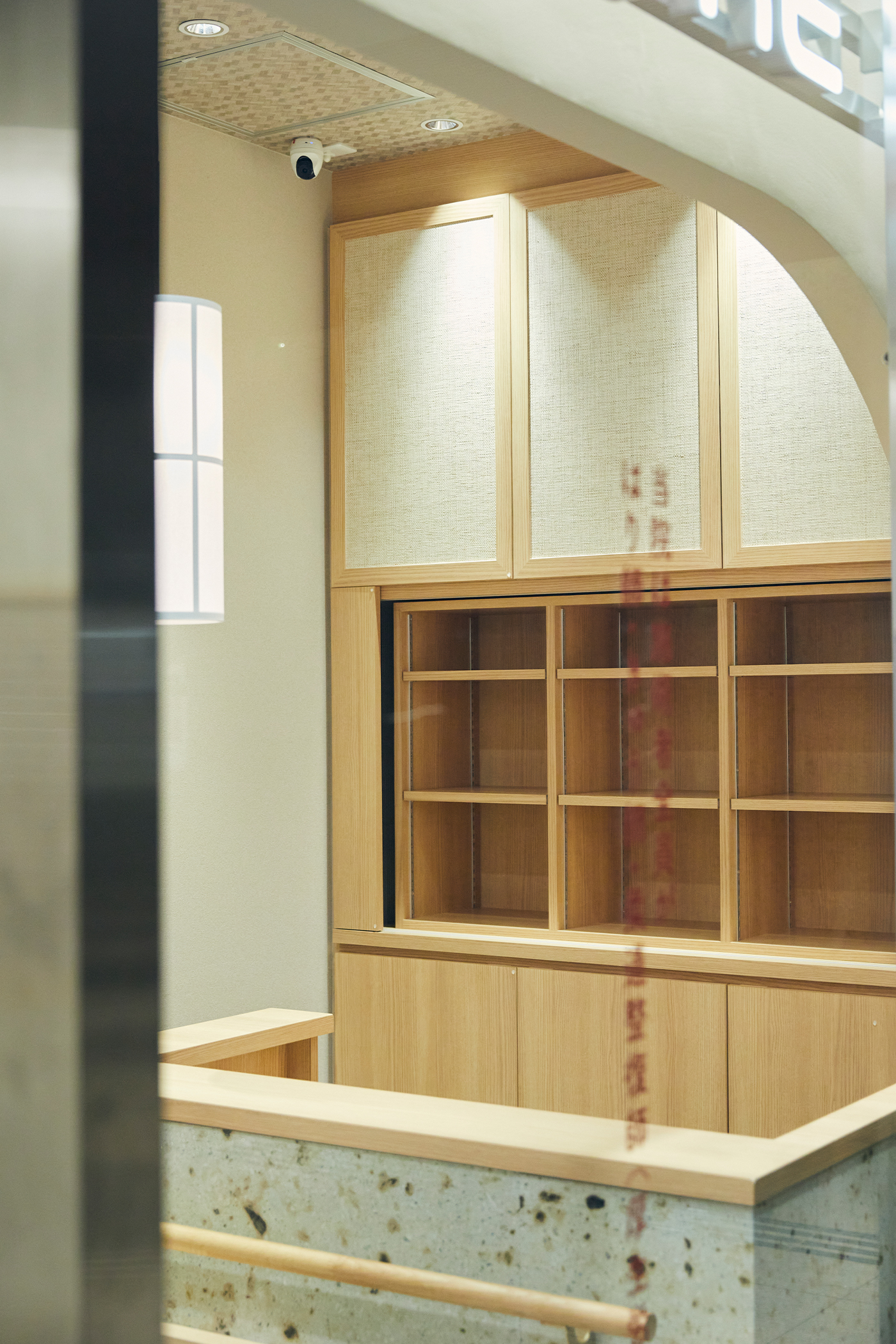 ReCORE鍼灸｜接骨　コレド室町院の内装写真(外から見た受付)